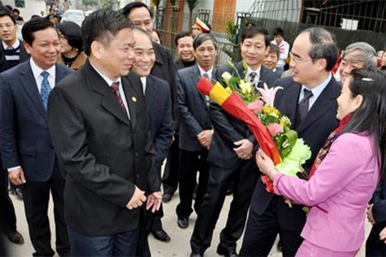 Phó Thủ tướng Chính phủ Nguyễn Thiện Nhân thăm và kiểm tra công tác PCGDMN cho trẻ em 5 tuổi tại trường Mầm non Tân Thịnh B thành phố Hòa Bình
