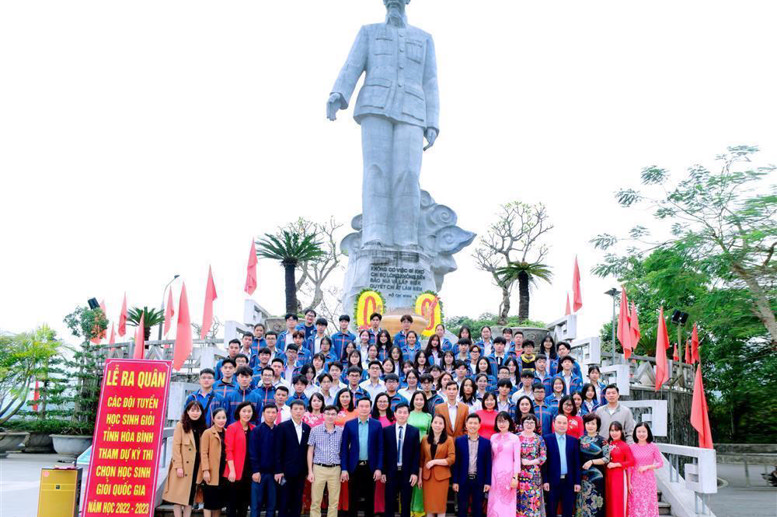 Đội tuyển học sinh giỏi tỉnh Hoà Bình tham dự kỳ thi chọn học sinh giỏi quốc gia bậc THPT năm học 2022 - 2023 tại lễ báo công trước Tượng đài Bác Hồ.
