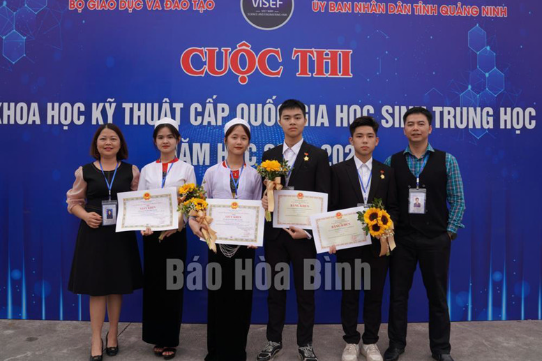 Đoàn học sinh tỉnh Hòa Bình và hai thầy, cô giáo hướng dẫn vinh dự giành giải thưởng tại cuộc thi mang tầm quốc gia.