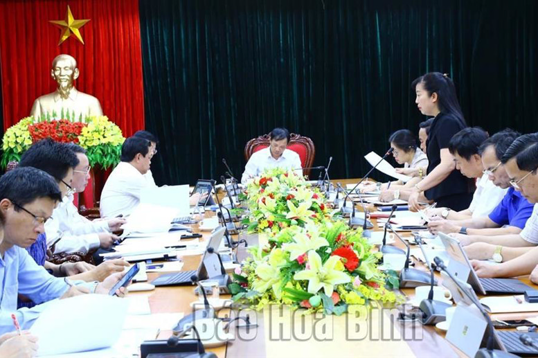 Lãnh đạo Sở Nội vụ báo cáo đánh giá kết quả Chỉ số cải cách hành chính năm 2022 của tỉnh. 