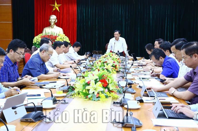 Đồng chí Bùi Văn Khánh, Phó Bí thư Tỉnh ủy, Chủ tịch UBND tỉnh phát biểu kết luận hội nghị. 