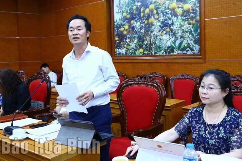Đồng chí Bùi Quang Điệp, Chủ tịch UBND thành phố Hòa Bình phát biểu tại hội nghị.