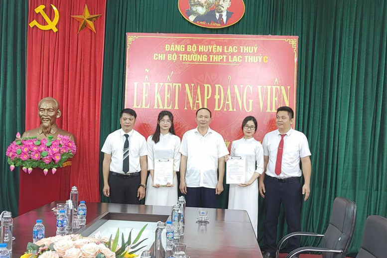 Ông Nguyễn Thanh Long - Trưởng ban tổ chức Huyện uỷ Lạc Thủy đến dự và chỉ đạo buổi Lễ