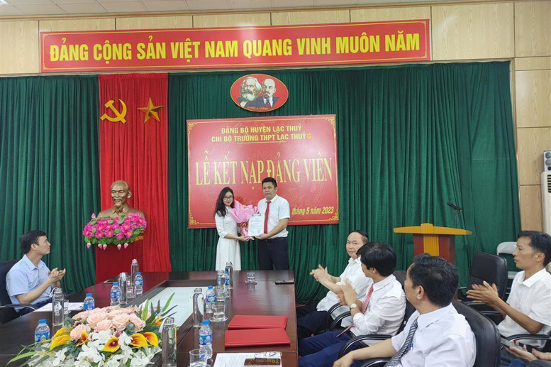 Trao Quyết định kết nạp và tặng hoa chúc mừng cho Đảng viên mới Quách Thị Kim Nhung.