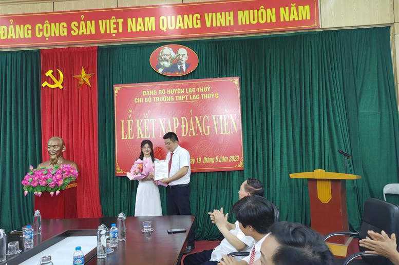 Trao Quyết định kết nạp và tặng hoa chúc mừng cho Đảng viên mới Bùi Thị Khánh Linh.