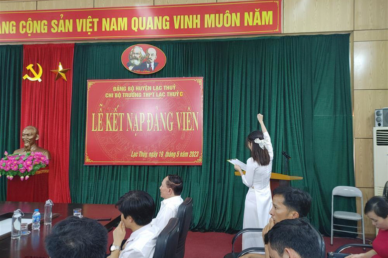 Các đồng chí Đảng viên mới tuyên thệ.
