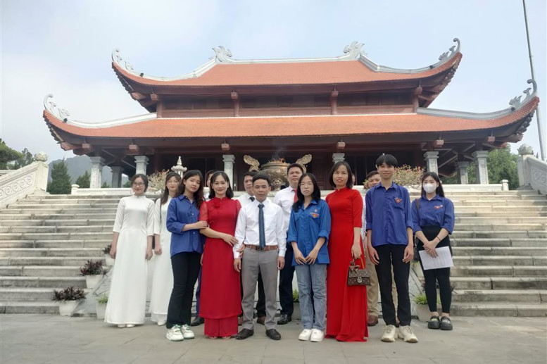 Các đồng chí Đảng viên, các em học sinh tham gia dâng hương tại khu di tích.