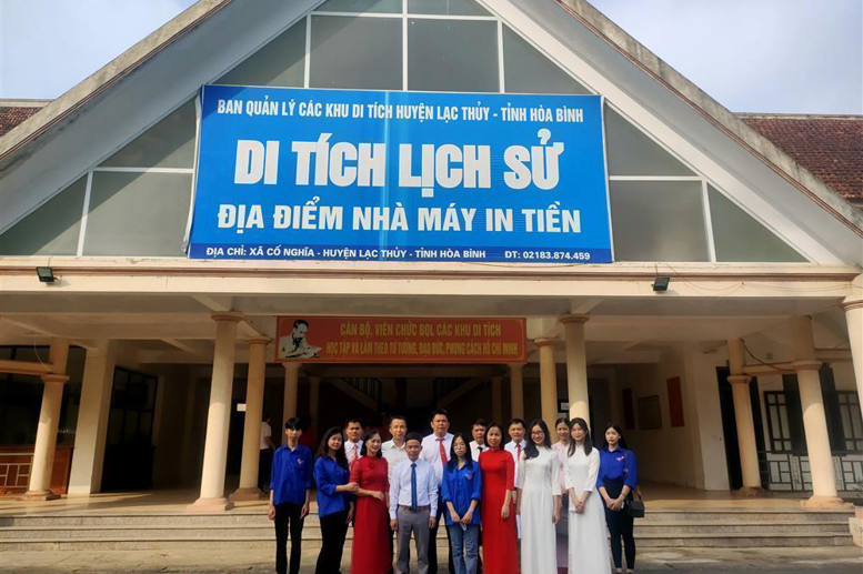 Chụp ảnh lưu niệm tại Di tích lịch sử " Nhà máy in tiền"