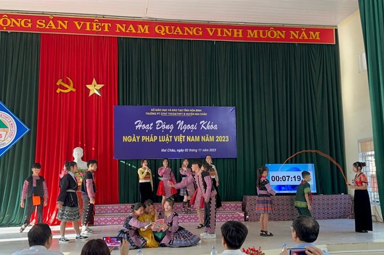 Phần thi chào hỏi của đội Hoa Mai