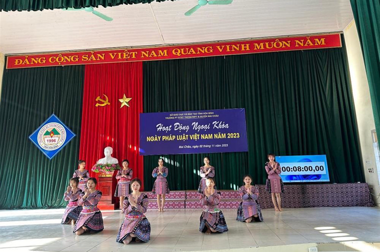 Phần thi chào hỏi của đội Hoa Đào