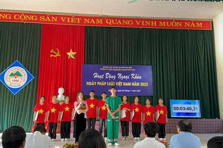 Phần thi chào hỏi của đội Hoa Ban