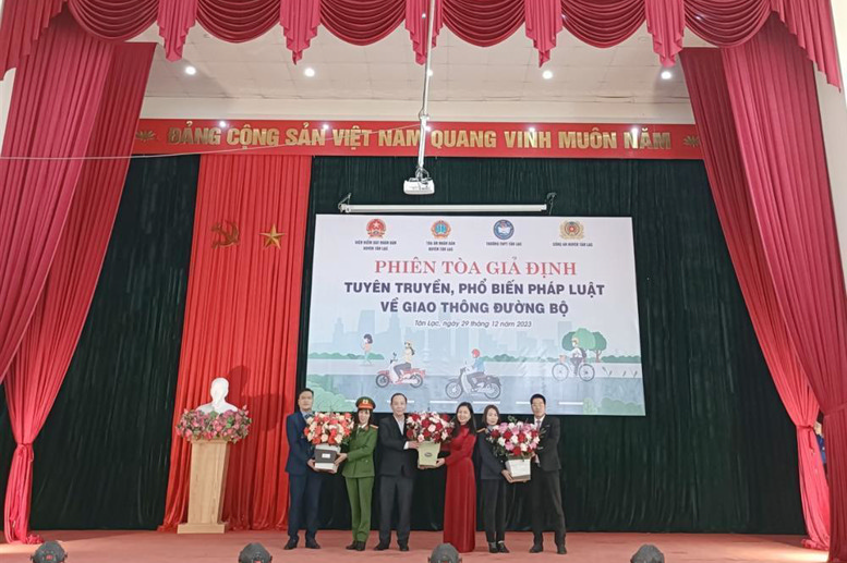 Các đại biểu tặng hoa chúc mừng nhà trường, chúc mừng sự thành công của chương trình