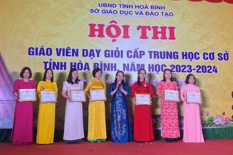 Đồng chí Đinh Thị Hường - Phó GĐ Sở GD&ĐT trao giải Nhất cho các giáo viên tham dự Hội thi.