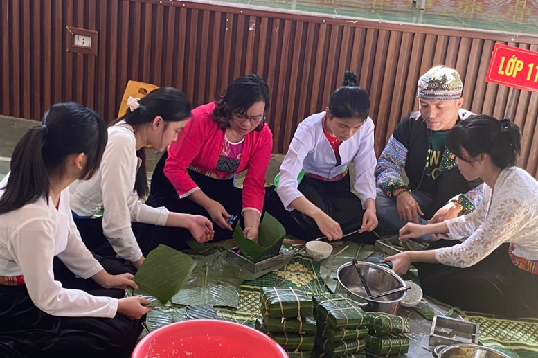 Thầy cô giáo hướng dẫn các em gói bánh chưng