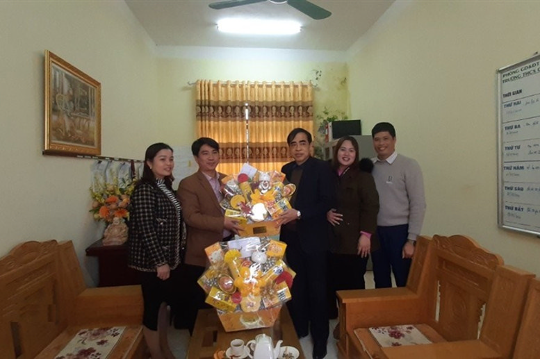 Đồng chí Nguyễn Đức Lương - Phó GĐ Sở tặng quà trường MN, TH&THCS Giáp Đắt