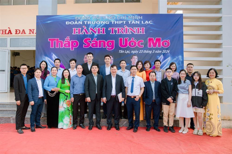 Đại biểu khách mời chụp ảnh lưu niệm cùng các thầy cô giáo của nhà trường