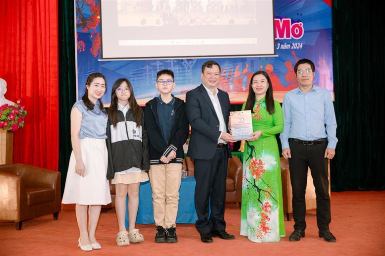 Tiến sĩ, Bác sĩ Phạm Huy Tần – Đại học Y Hà Nội tặng sách cho nhà trường