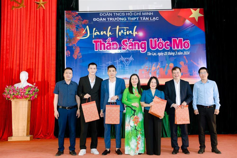 Đoàn trường tặng kỷ niệm chương cho các khách mời của chương trình