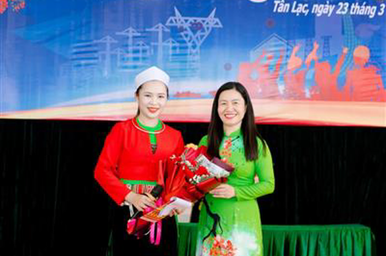 Cô giáo Nguyễn Thu Hiền – Bí thư chi bộ, Hiệu trưởng nhà trường tặng hoa cho MC Bùi Thị Mơ – Phụ huynh HS 