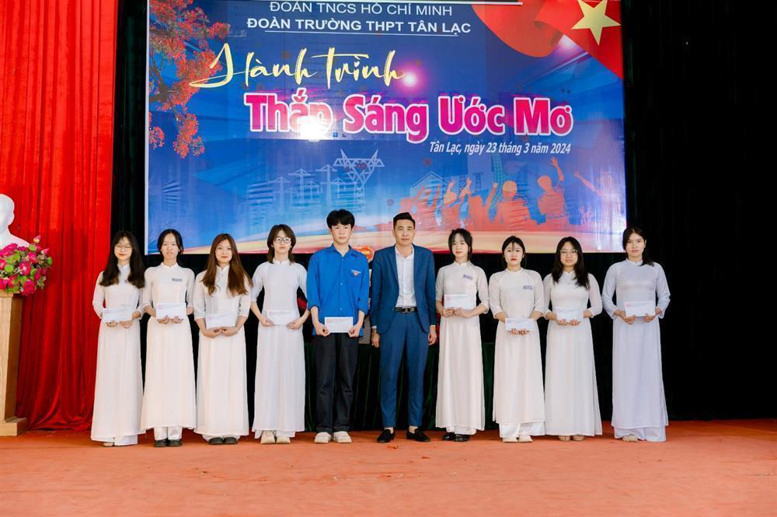 Giám đốc Bùi Văn Thanh tặng 10 suất quà cho HS nghèo vượt khó của trường
