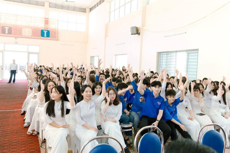Các bạn HS tích cực tham gia buổi ngoại khóa