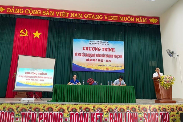Thầy giáo Nguyễn Quyết Thắng – Bí thư Chi Bộ Đảng – Hiệu trưởng nhà trường phát biểu tại diễn đàn