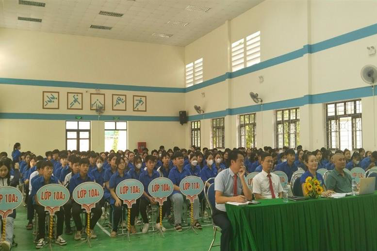 Diễn đàn được đông đảo học sinh trong trường quan tâm tham gia
