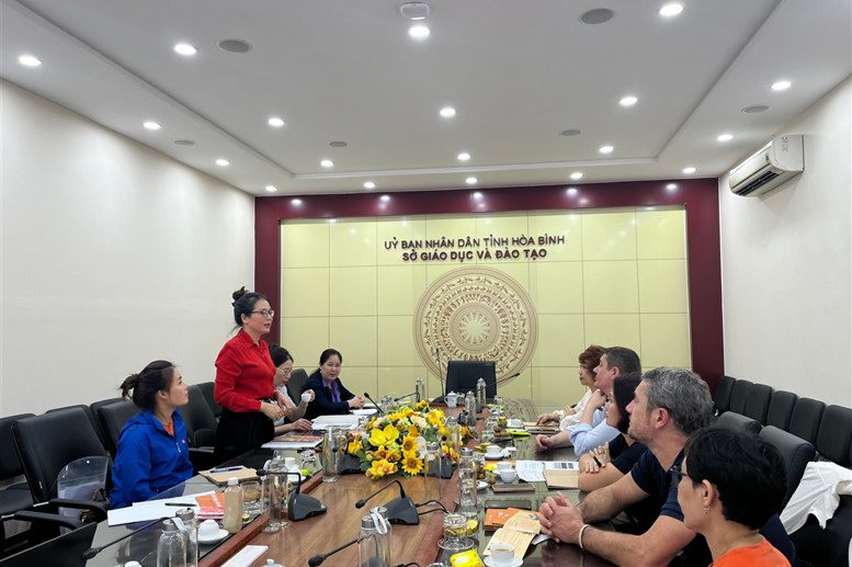 Đồng chí Nguyễn Thị Hồng Diễm-Trưởng phòng Giáo dục Mầm non và Giáo dục Tiểu học chia sẻ những kết quả từ một số hoạt động chuyên môn do Tổ chức AEA hỗ trợ.