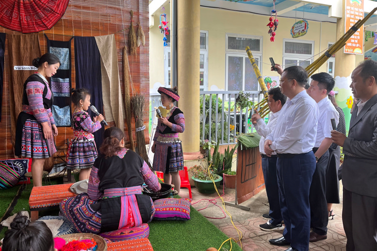 Đại biểu quan sát hoạt động của trẻ do giáo viên và phụ huynh phối hợp tổ chức