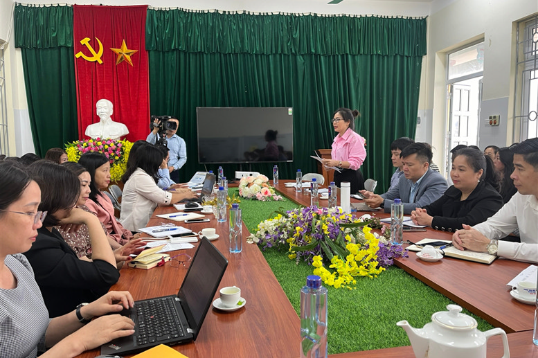 Đồng chí Nguyễn Thị Hồng Diễm - Trưởng phòng GDMN&GDTH phát biểu tại Hội thảo