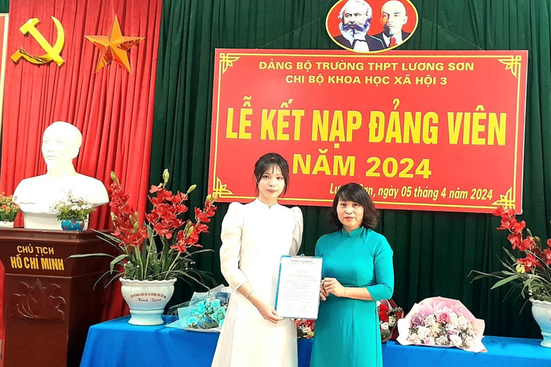 Đồng chí Bùi Thị Thu Hằng - ĐUV - Bí thư chi bộ tổ KHXH 3
                trao quyết định kết nạp đảng viên cho đồng chí Nguyễn Trần Thanh Thư