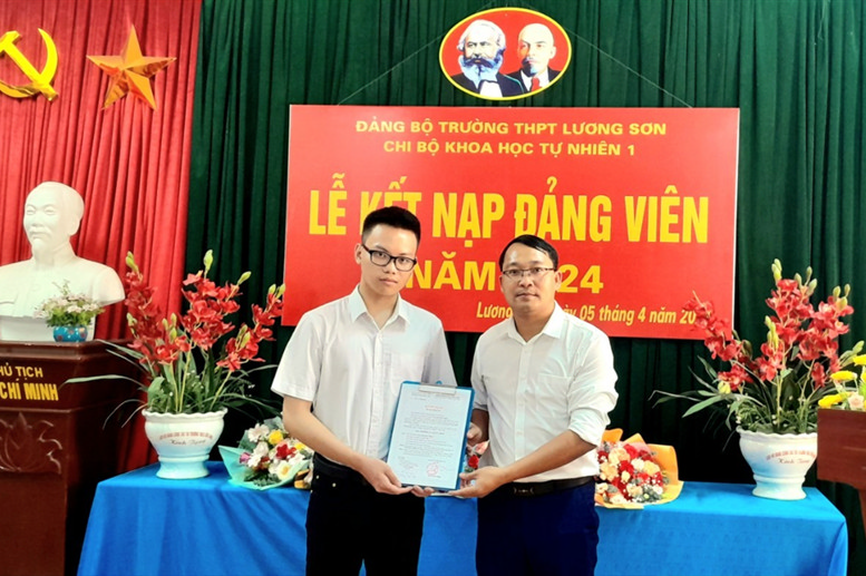 Đồng chí Hoàng Thế Đạt - ĐUV - Bí thư chi bộ tổ KHTN 1
                trao quyết định kết nạp đảng viên cho đồng chí Đinh Đức Thịnh