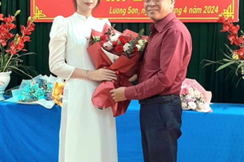 Đồng chí Nguyễn Ngọc Lương - Bí thư Đảng uỷ - Hiệu trưởng nhà trường
                tặng hoa đảng viên mới Nguyễn Trần Thanh Thư