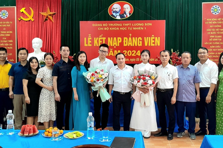 Đảng uỷ, Chi bộ tổ KHNT 1 chúc mừng các đồng chí đảng viên mới