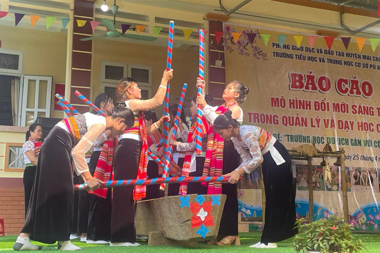 Tiết mục “keng loóng” do các em học sinh biểu diễn