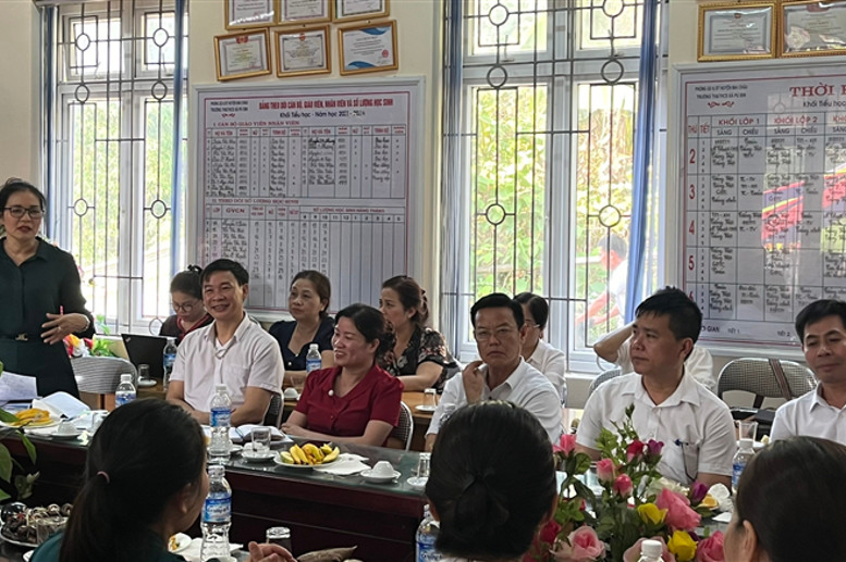 Đồng chí Nguyễn Thị Hồng Diễm - Trưởng phòng Giáo dục Mầm non và Giáo dục Tiểu học phát biểu tại Hội thảo 