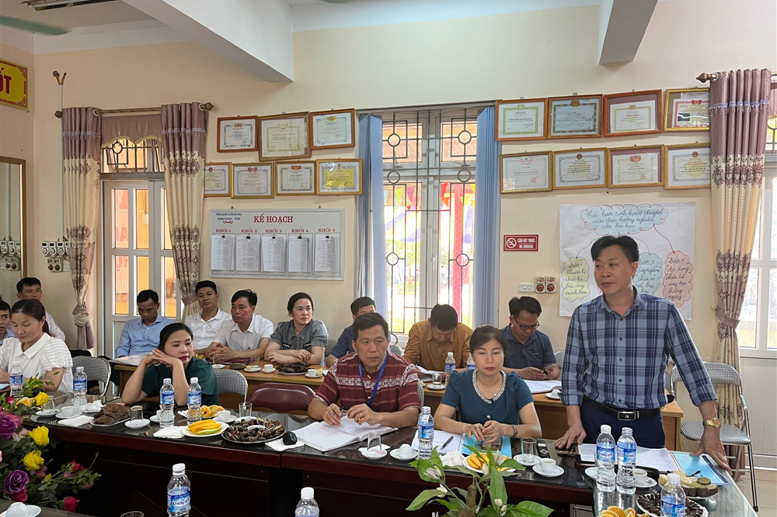 Đồng chí Nguyễn Thanh Sơn – Phó trưởng phòng Giáo dục và Đào tạo huyện Mai Châu phát biểu tại Hội thảo
