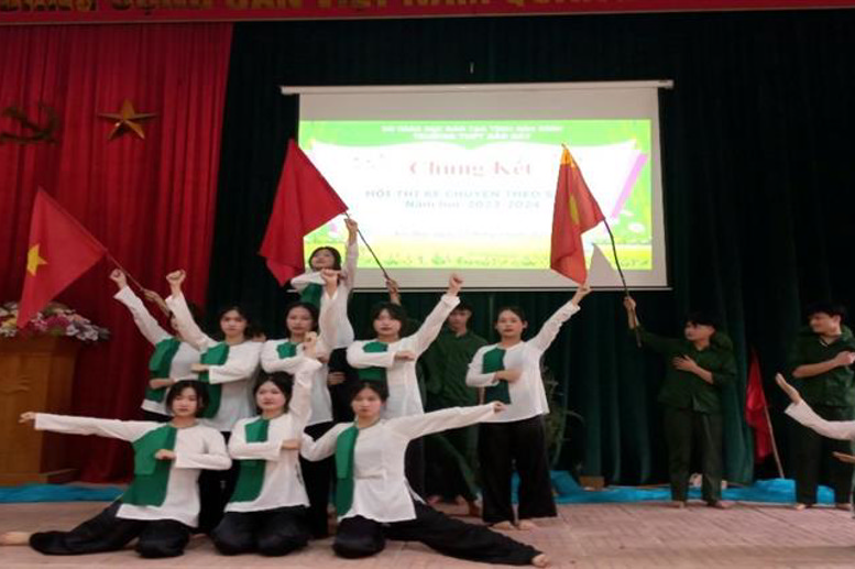 Phần thi của lớp 12A2 tác phẩm “Mười cô gái ngã ba Đồng Lộc”