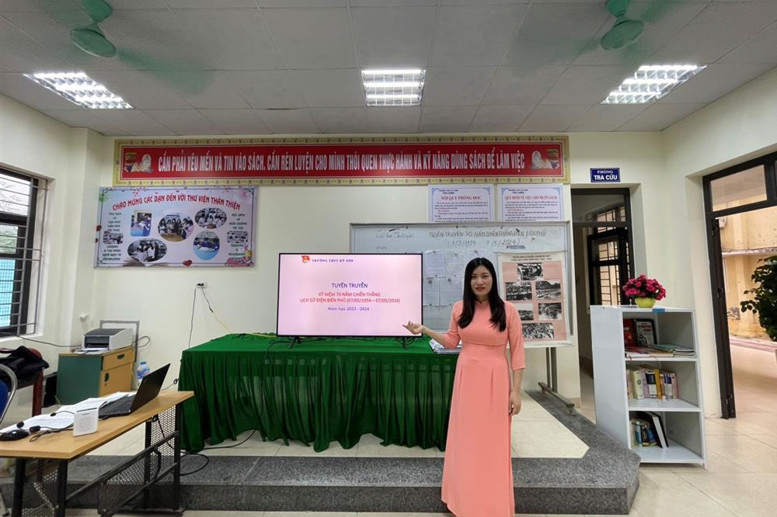 Cô giáo Vũ Thị Thúy (giáo viên môn Lịch sử) thực hiện tiết học