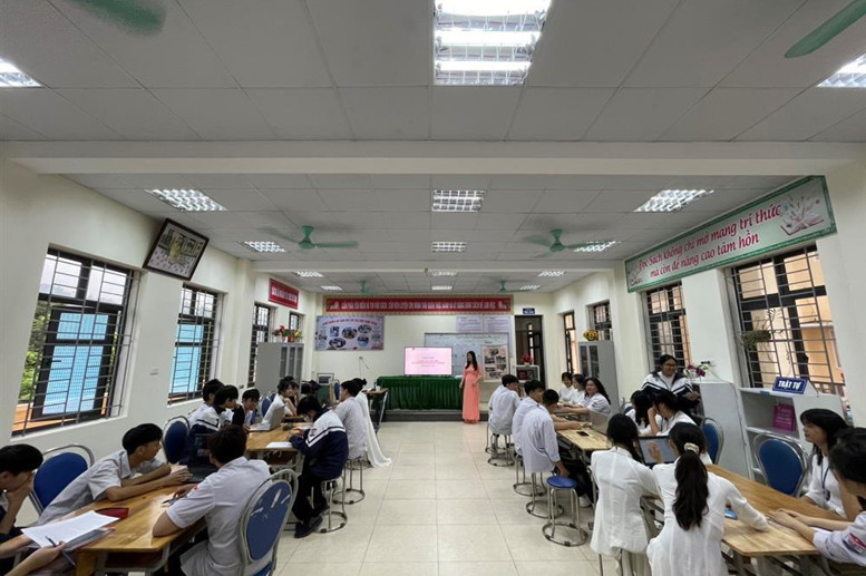 Học sinh tra cứu tài liệu tại thư viện sách điện tử