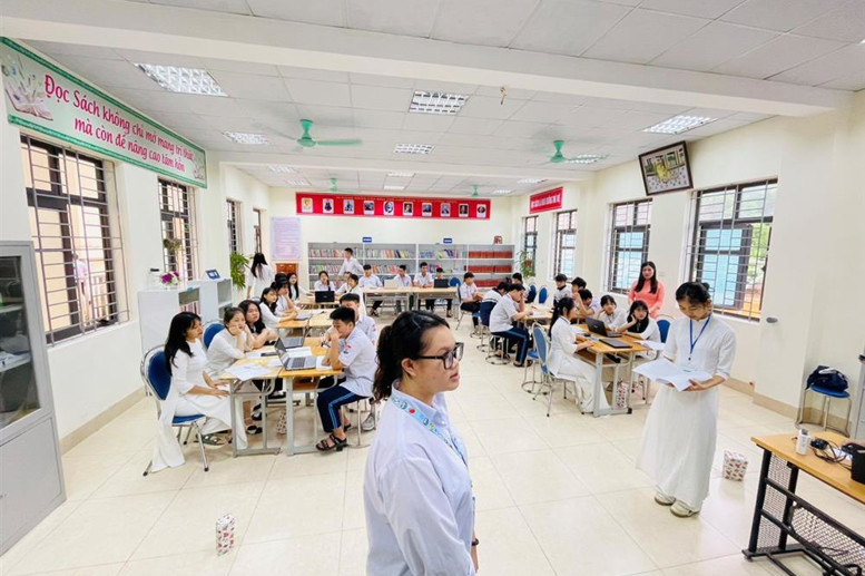 Học sinh tích cực tham gia tiết học
