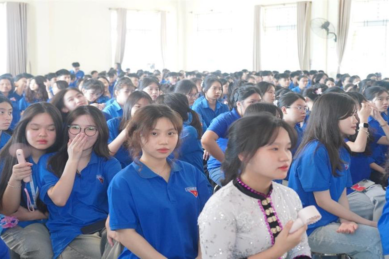 Đoàn viên thanh niên xem phim tư liệu