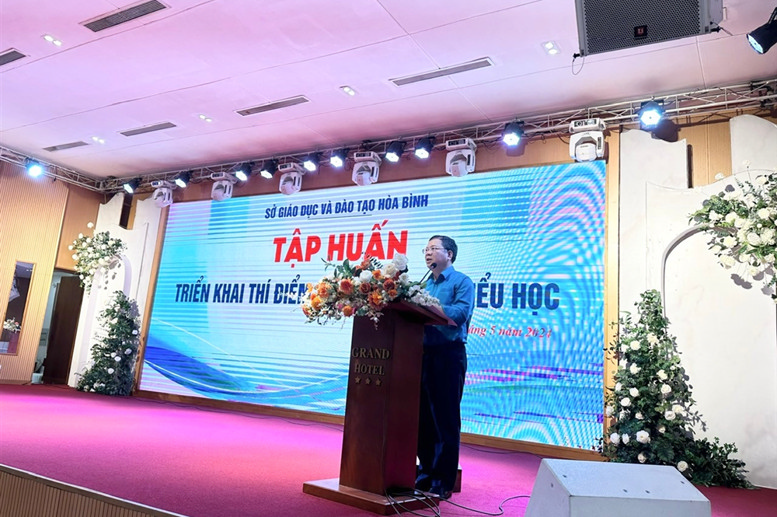 Nhà giáo Nguyễn Quang Minh, Phó Giám đốc Sở GD&ĐT phát biểu khai mạc, chỉ đạo tập huấn triển khai thí điểm học bạ số