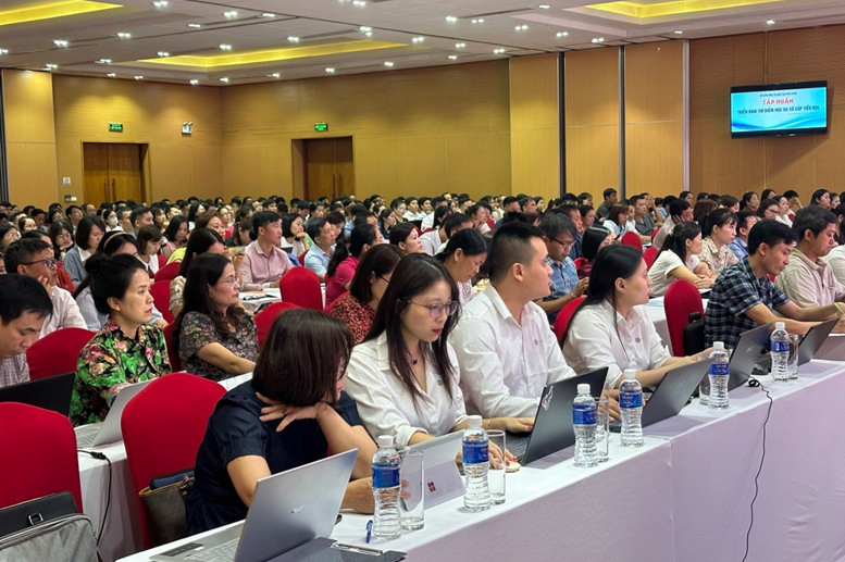 Toàn cảnh đại biểu tham dự tập huấn triển khai thí điểm học bạ số cấp tiểu học