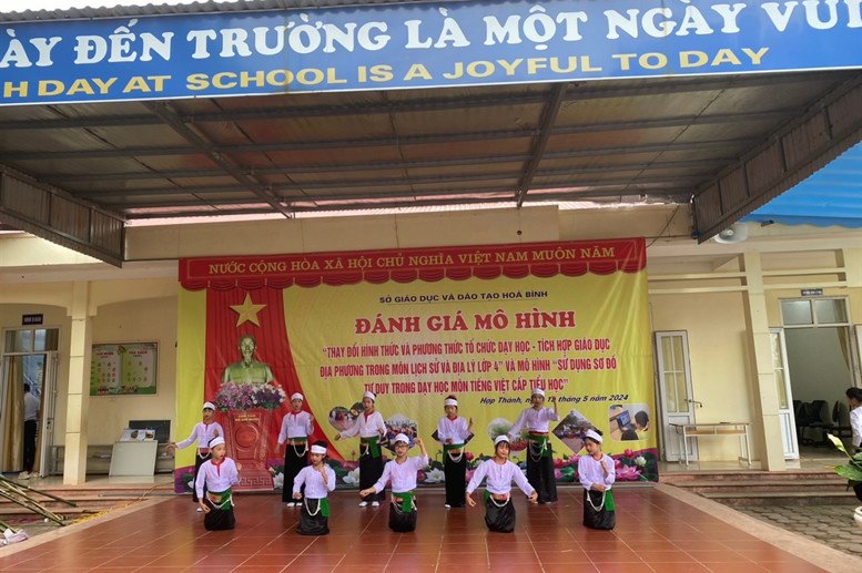 Tiết mục văn nghệ bảo tồn phát huy bản sắc văn hóa dân tộc Mường tỉnh Hòa Bình