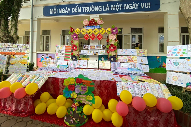 Gian trưng bày sản phẩm thực hiện mô hình “Sử dụng sơ đồ tư duy trong dạy- học môn Tiếng Việt tại trường Tiểu học Hữu Nghị, TP Hòa Bình