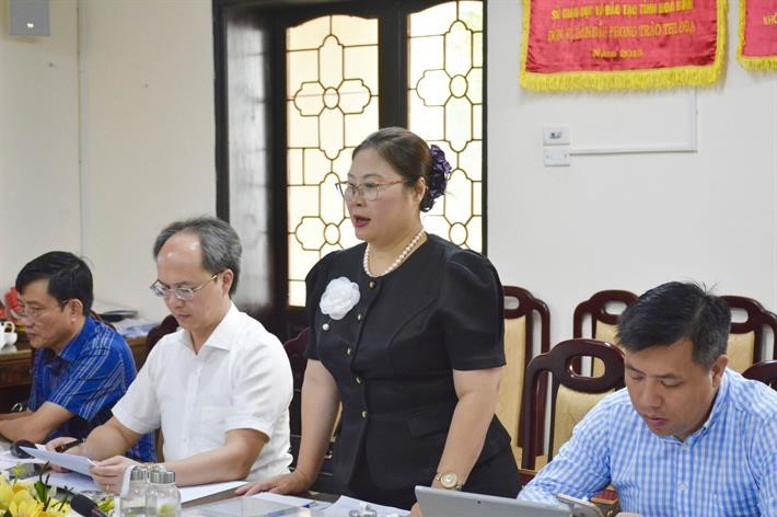 Phó Vụ trưởng Trịnh Hoài Thu và các thành viên đoàn công tác của Bộ Giáo dục và Đào tạo làm việc với Sở Giáo dục và Đào tạo Hòa Bình