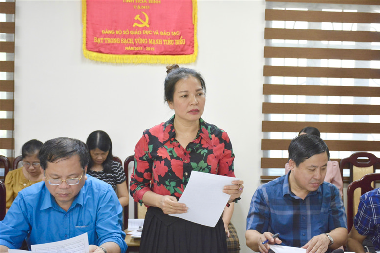 Đồng chí Nguyễn Thị Hồng Diễm - Trưởng phòng GD Mầm non và GD Tiểu học báo cáo về việc triển khai thí điểm học bạ số