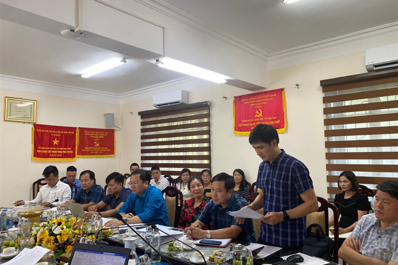 Đại diện Phòng GD&ĐT huyện Tân Lạc báo cáo quá trình thực hiện thí điểm học bạ số tại cơ sở giáo dục